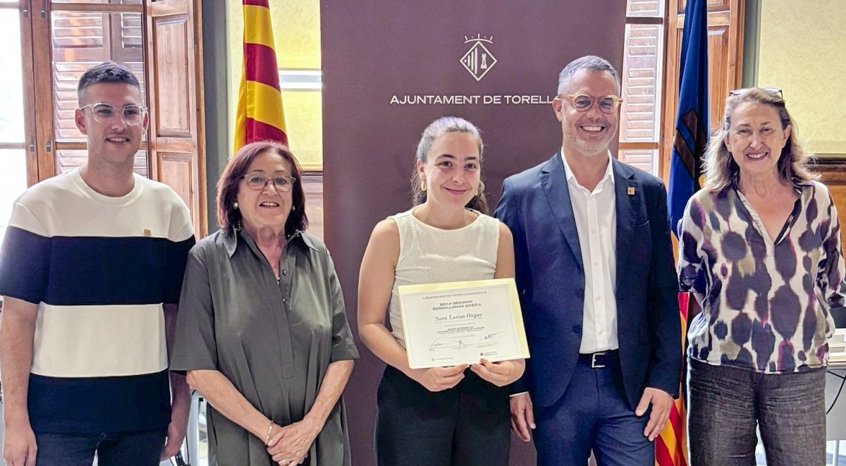 La guardonada, al mig, amb representants de l'Ajuntamwent i de la comissió