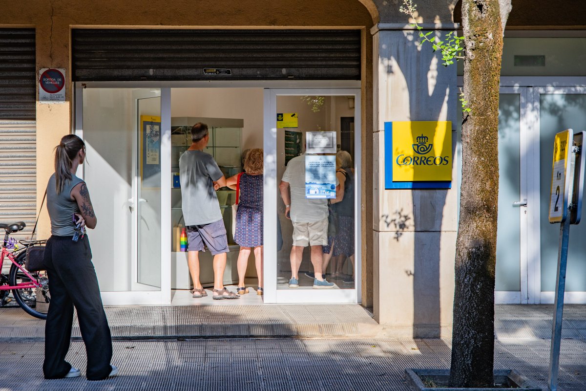 Cua a l'oficina de Correus de Sant Julià de Vilatorta per recollir cartes o paquets