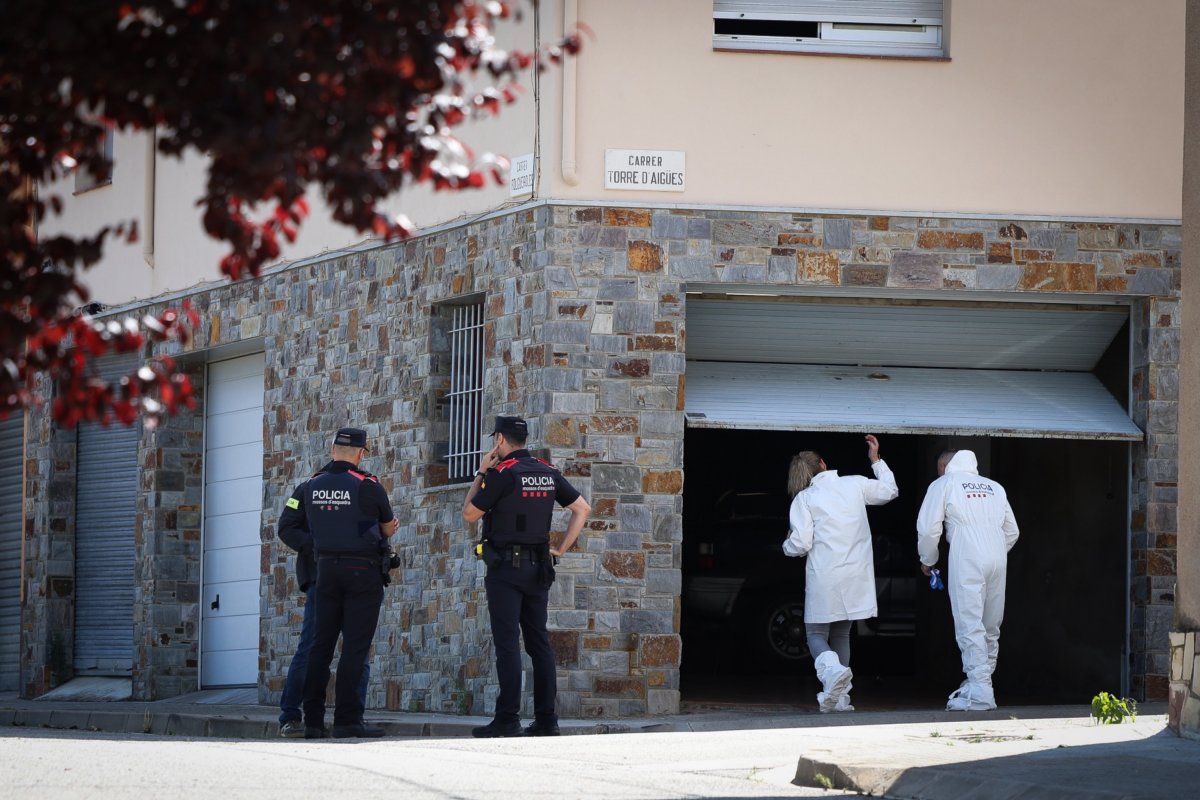 Agents dels Mosssos d'Esquadra, de seguretat ciutadana i de la científica, dimarts al matí a Calldetenes