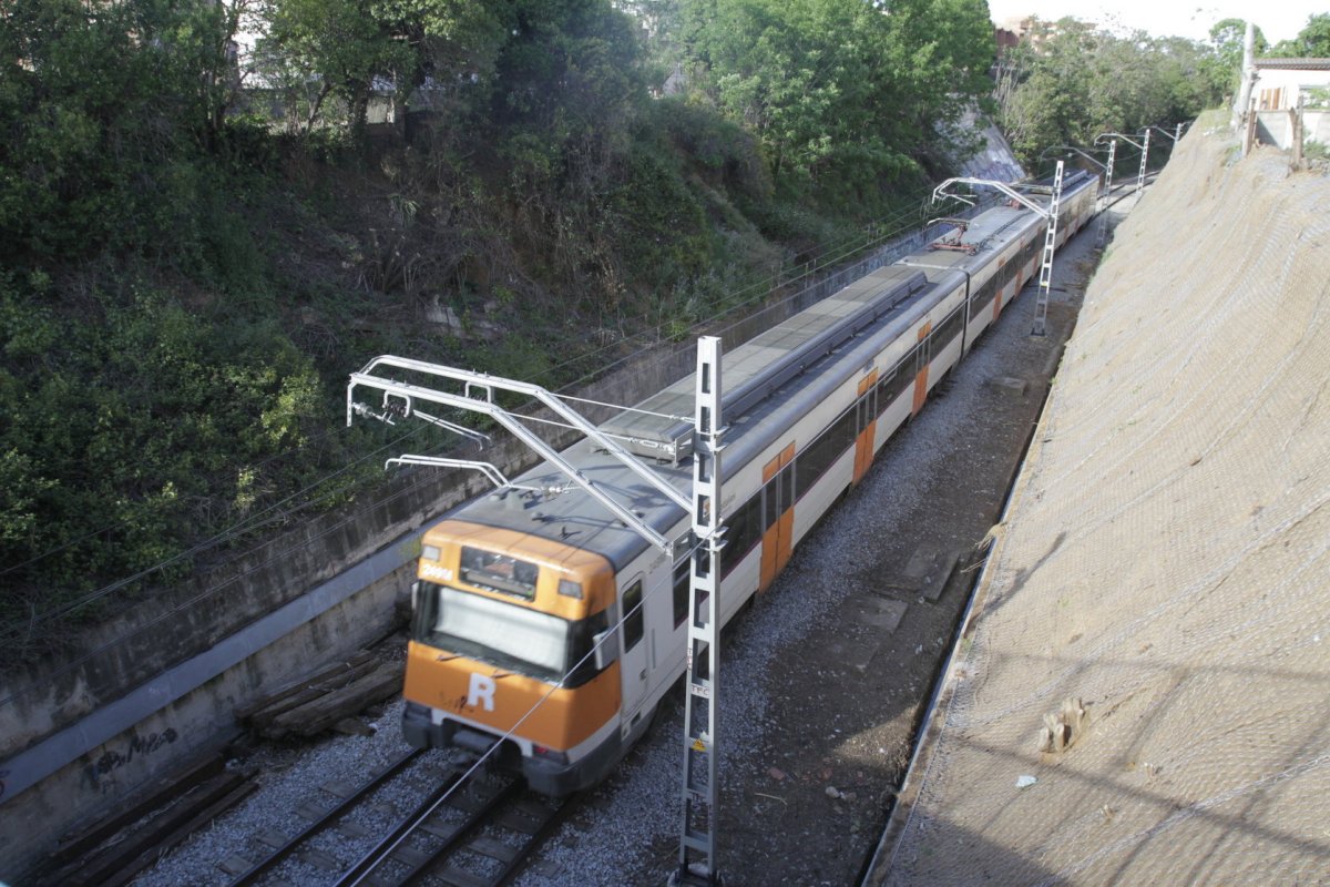 Restablerta la circulació a l’R3 entre Centelles i Vic, després del xoc entre un tren i un camió