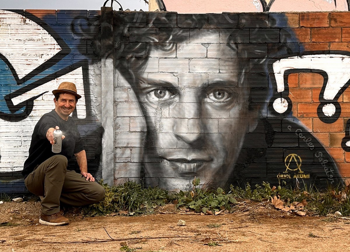 Oriol Arumí davant el mural que va dedicar a Carles Sabater, el passat mes de febrer, al mur de l'antiga pelleria Genís Antel a Vic