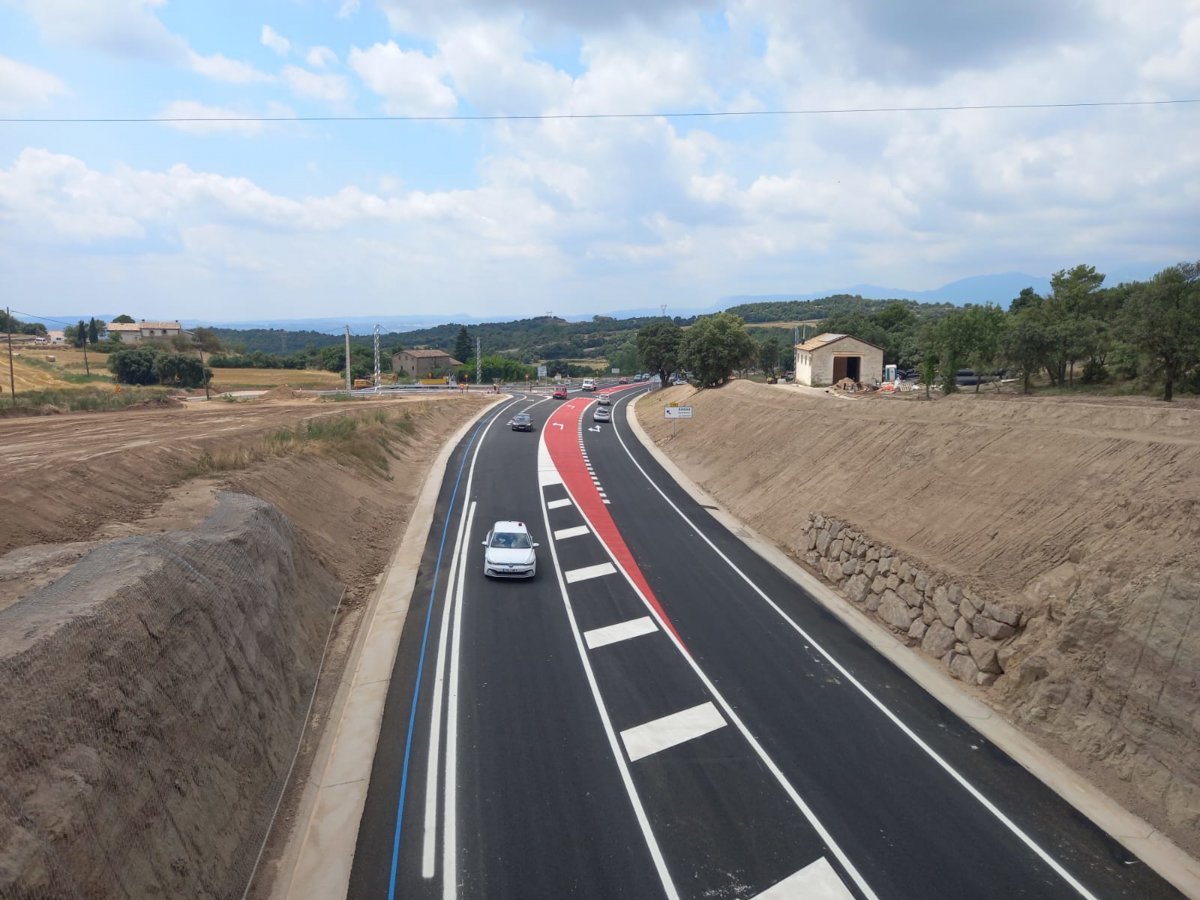 Els vehicles ja circulen per la nova variant de Sagàs, que s'ha obert al trànsit aquest matí