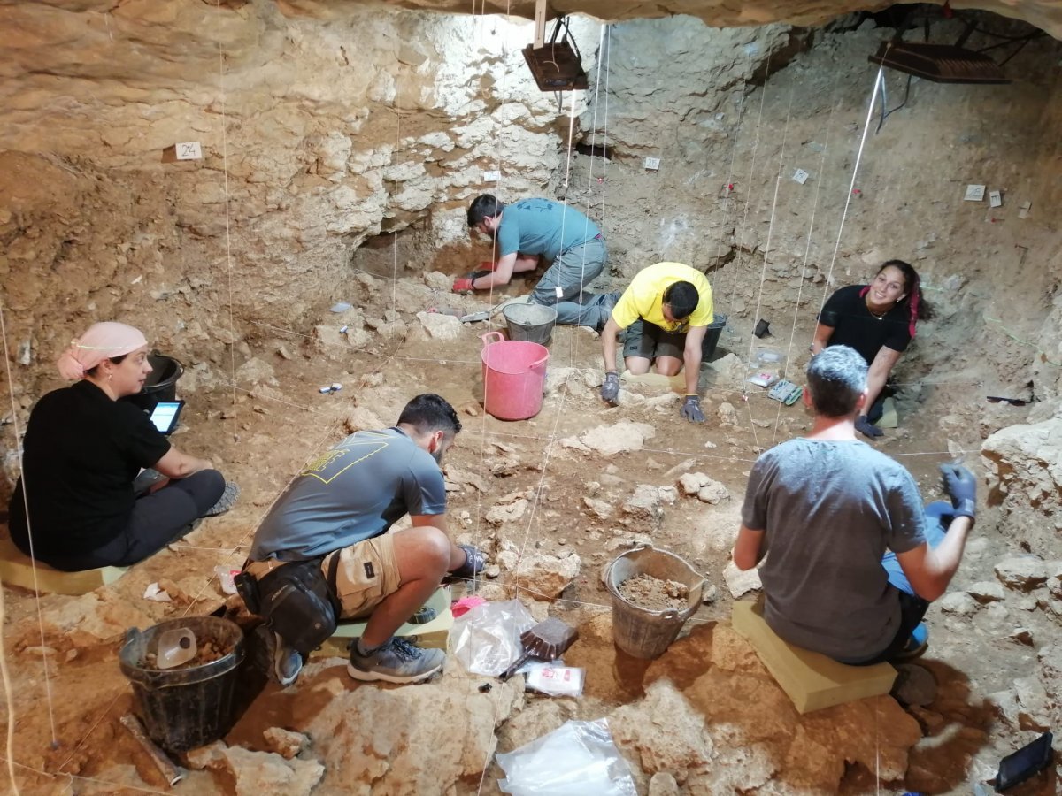 L'equip d'excavacions a la cova de les Toixoneres