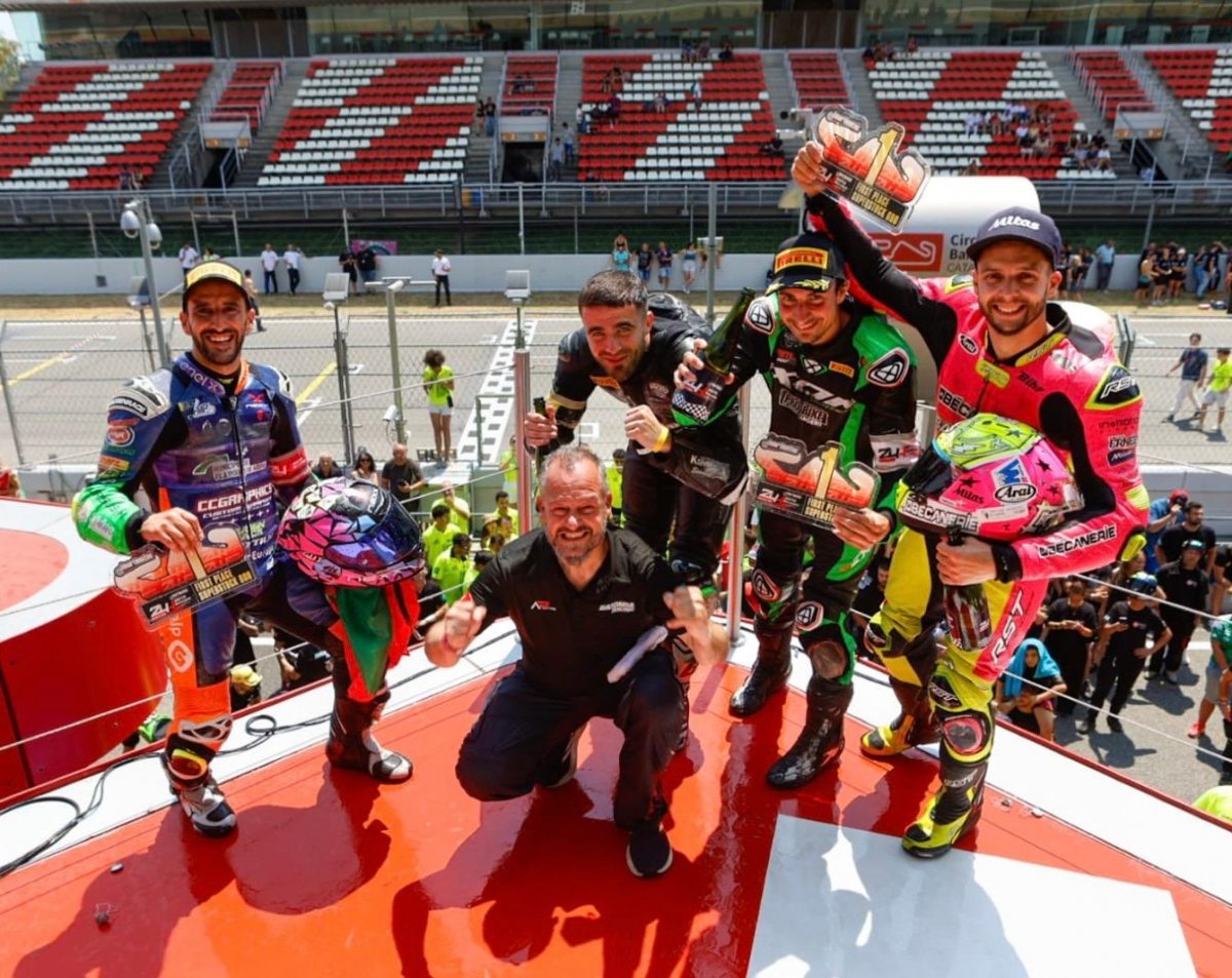 Ramon Basomba celebra la victòria amb els pilots de l'equip