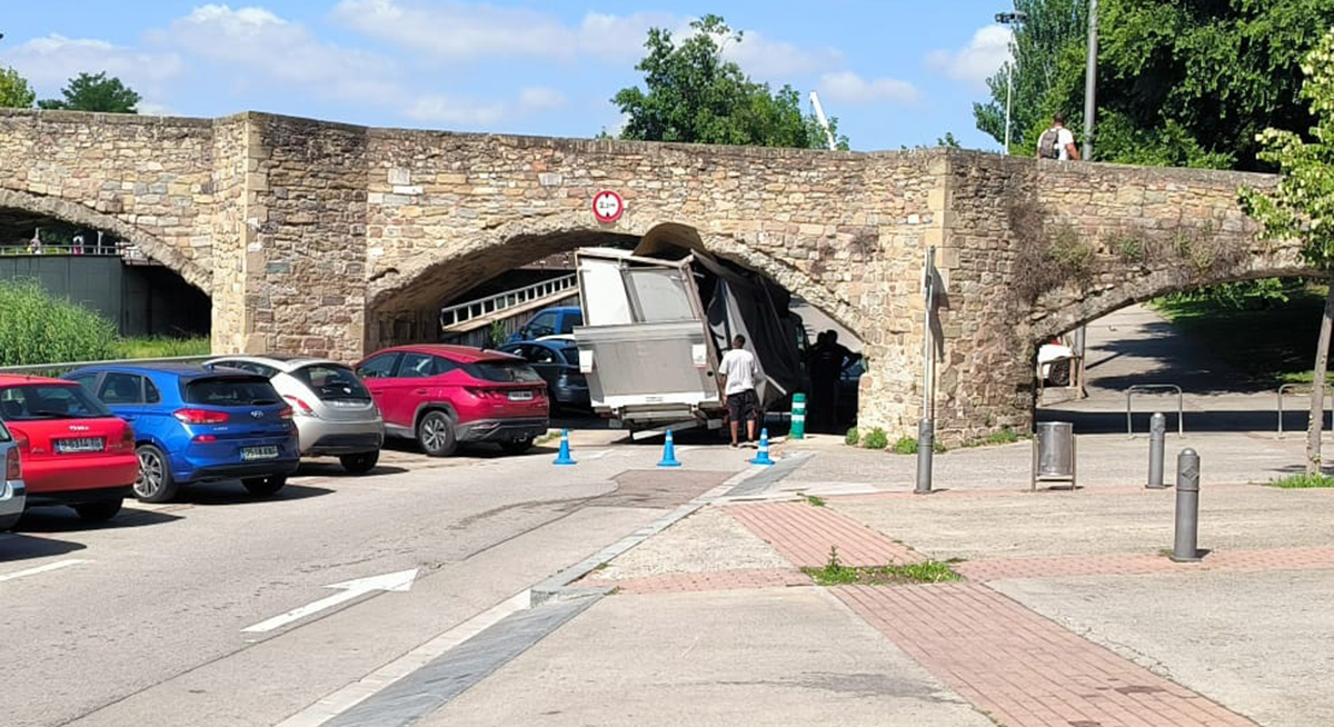 Un camió encallat al pont del Remei, a Vic