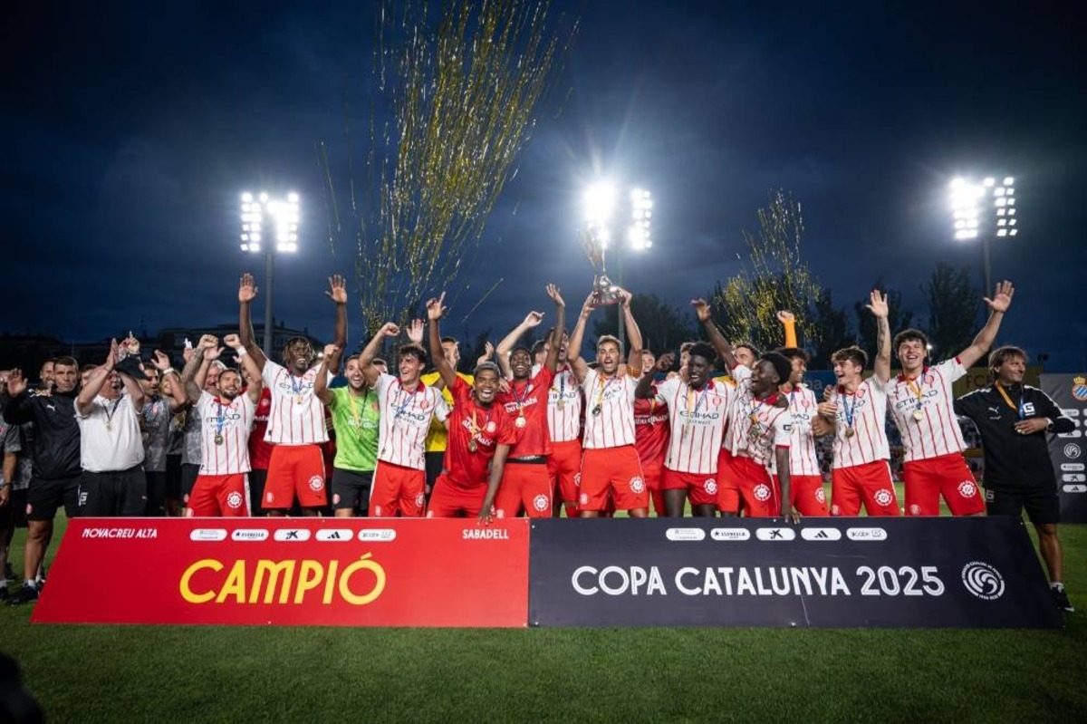 El Girona, amb Joel Roca i Gibert Jordana, amb la copa de campions