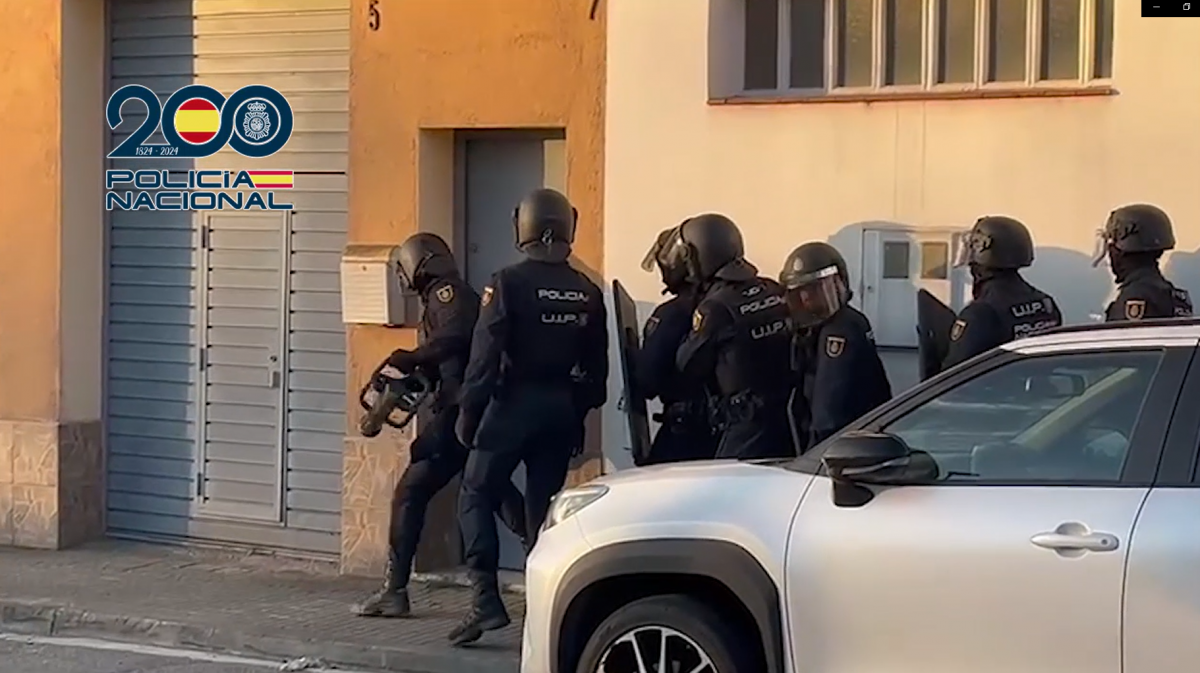 La Policia Nacional entrant al domicili il·legal a Cardedeu el passat 20 de maig