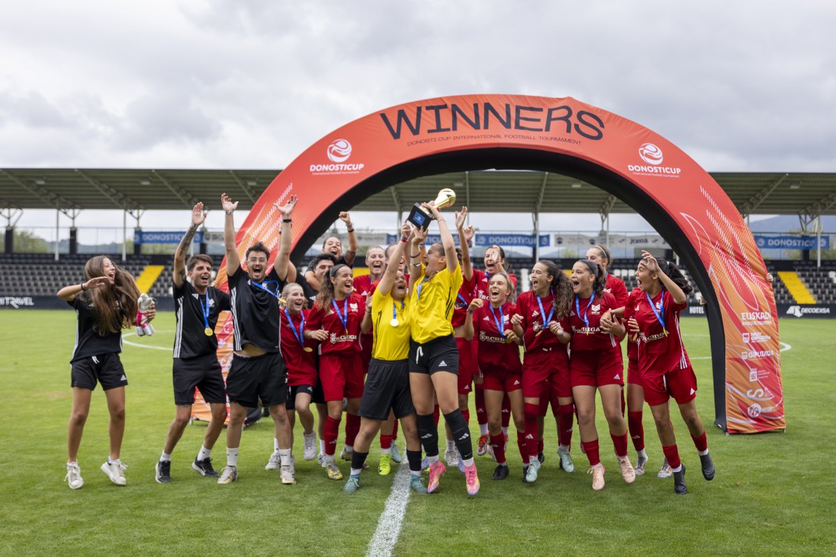 Les jugadores de l'Elite celebren la victòria amb la copa
