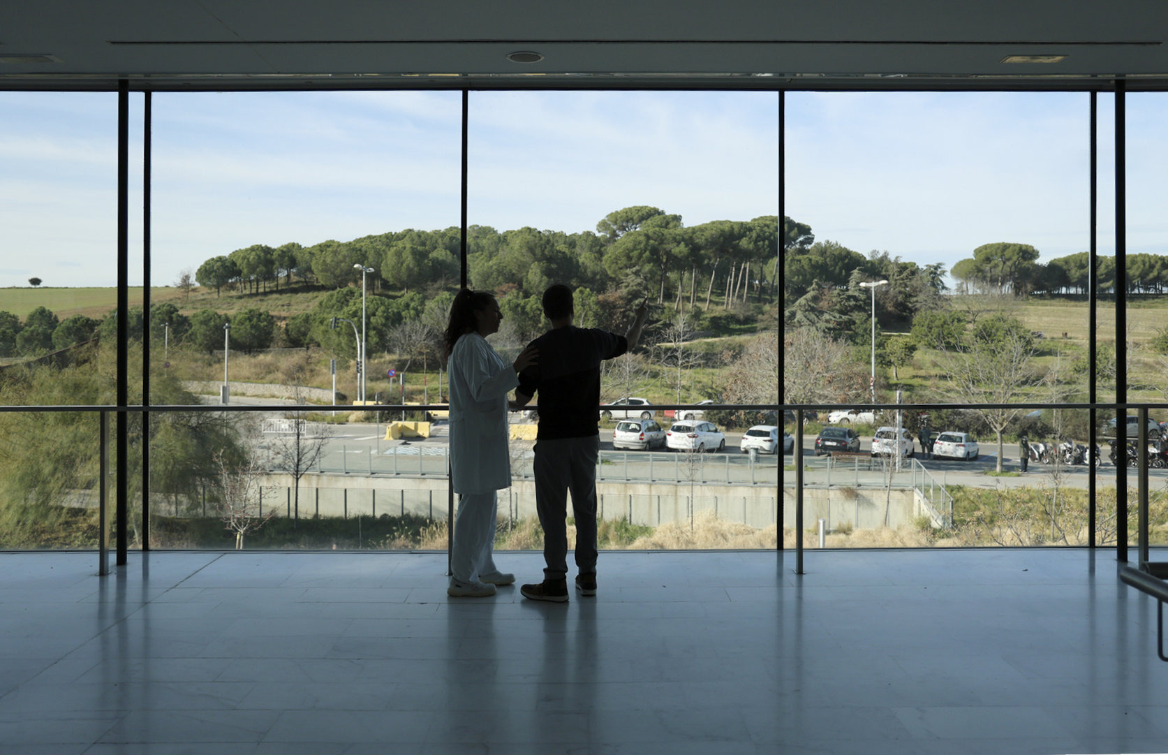 La cap de Salut Espiritual de l'Hospital de Mollet amb un pacient en una foto d'arxiu