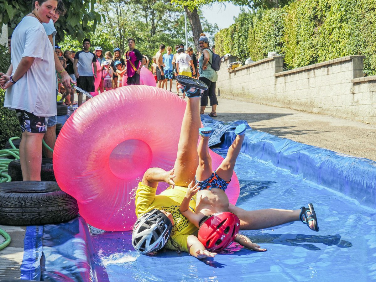 El tobogan, que tornarà totalment renovat, en una imatge de la festa major de 2022