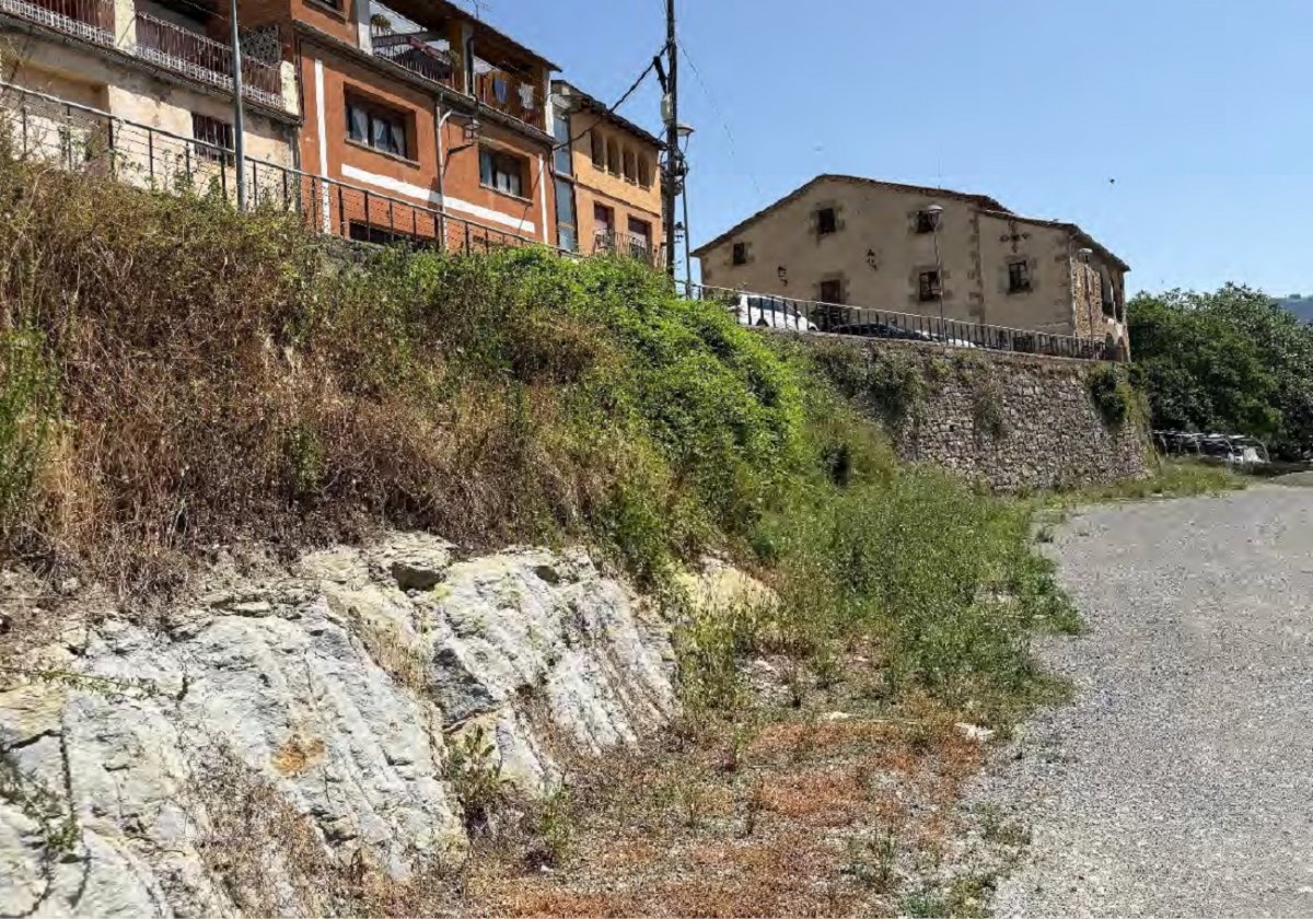 Vista de l'àmbit on es té previst actuar, amb l'edifici on hi ha l'Ajuntament al fons