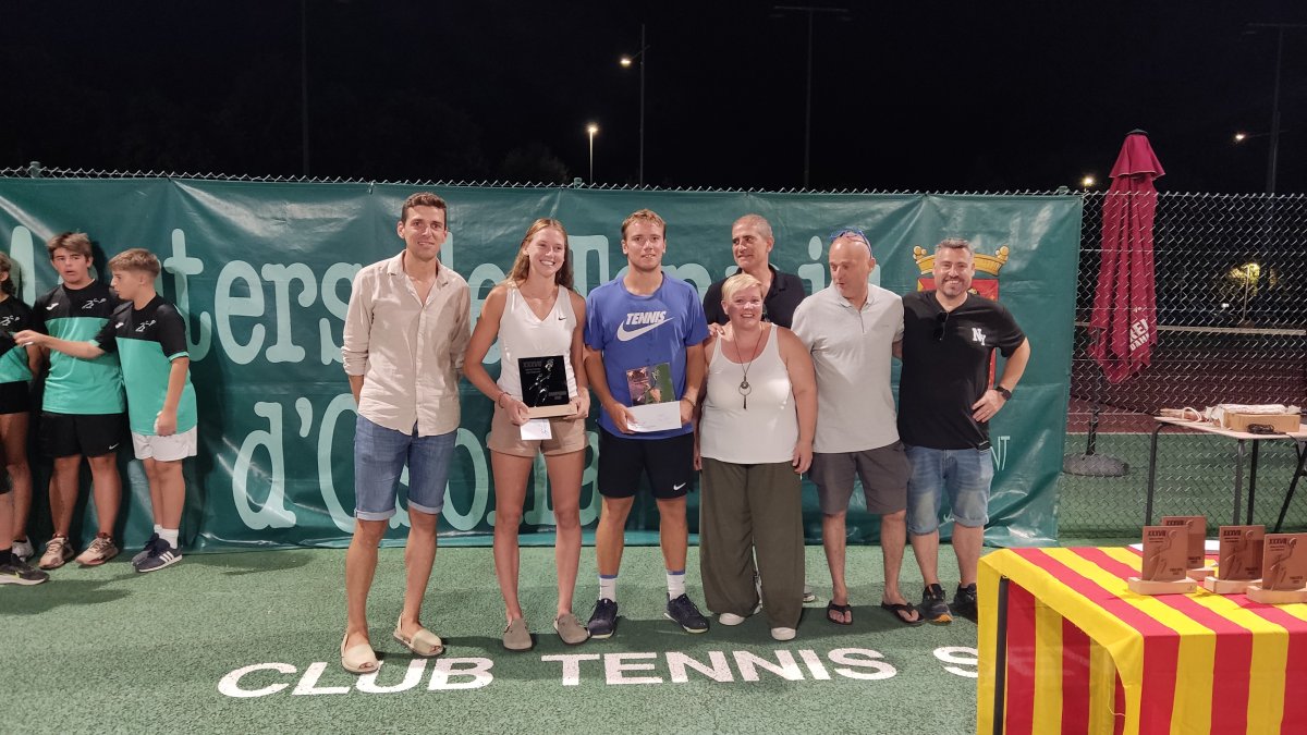 Isabel Pascual i Pau Fanlo durant l'entrega de trofeus