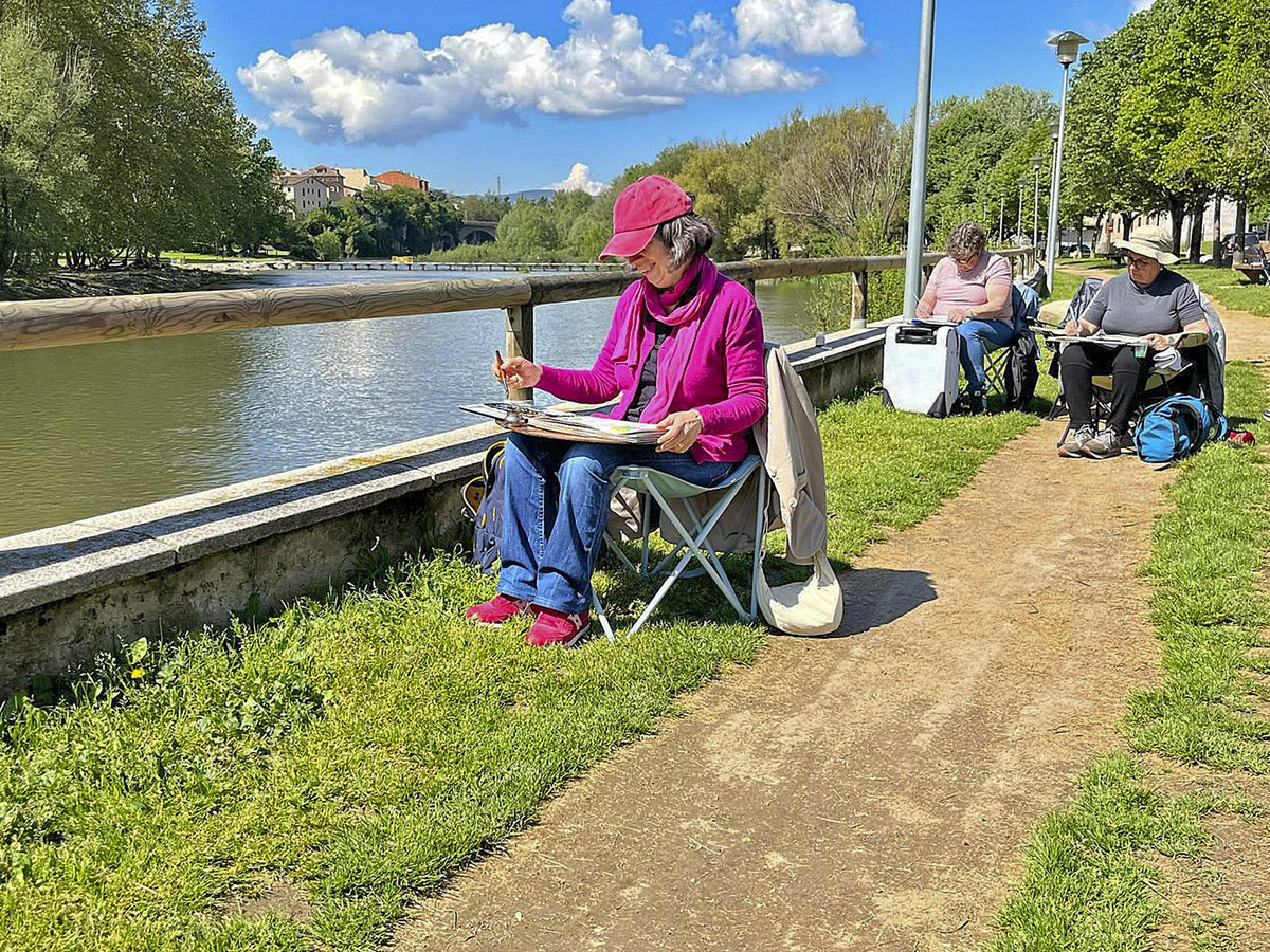 Alguns dels membres de Dibuixem Manlleu en acció al Passeig del Ter