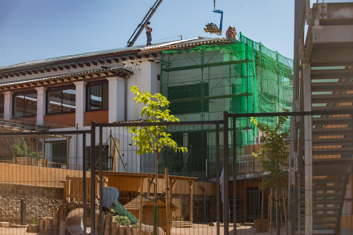 La coberta de l'institut escola Josep Maria Xandri és una de les instal·lacions del municipi que queda per refer