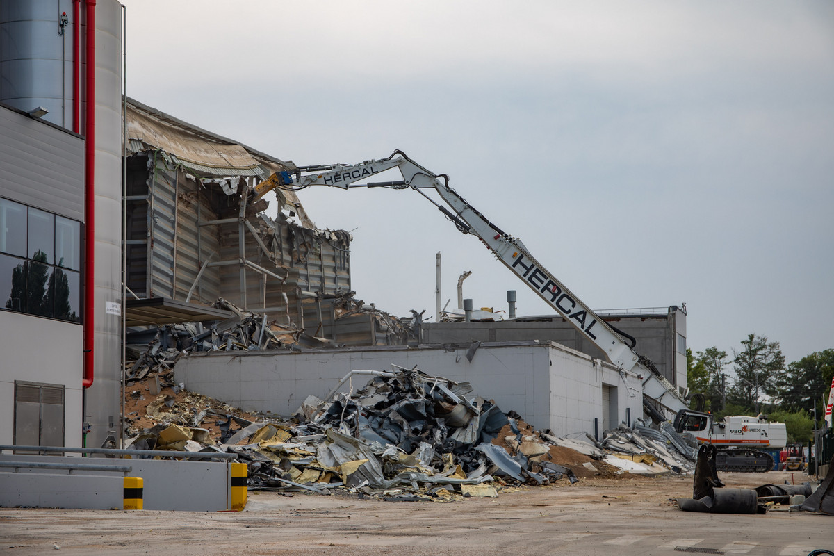 La grua que ha treballat aquesta setmana en l'enderroc del magatzem de gra