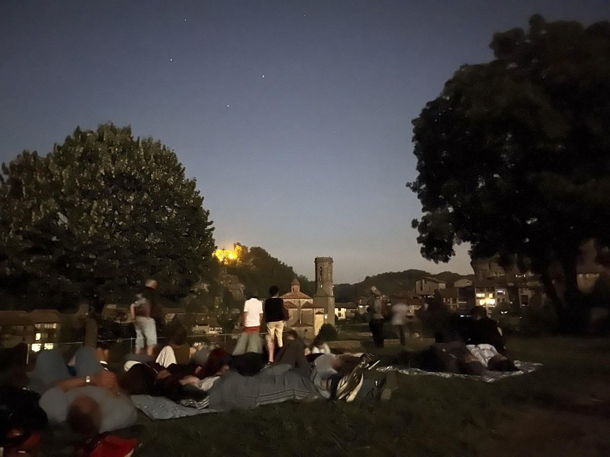 Grups de gent observant les estrelles des de l'ermita de Santa Magdalena de Rupit