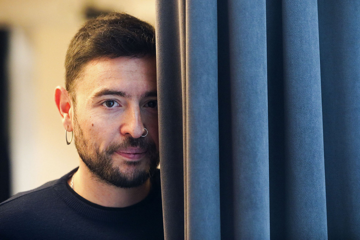 Èric Vinaixa, al mig, amb Gerard Masip a l’esquerra i Albert Greenlight a la dreta, al concert de LlanarsEl cantant i músic Sergi Carbonell ha publicat xx discos en solitari