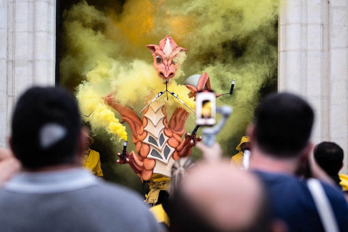 La nova figura del Drac que Vol Tragar, sortint de l’església l’any passat en la seva primera aparició