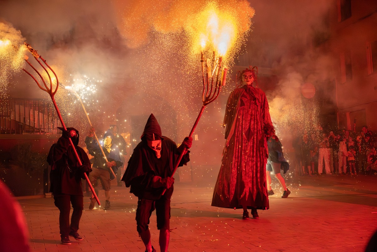 L'inici de la cercavila d'El Drac Que Vol Tragar, la nit de divendres passat