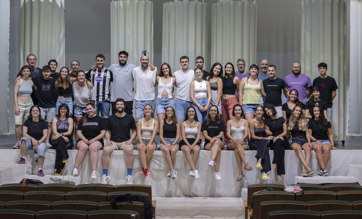 Els participants en el musical ‘Hèrcules’, en un assaig al Casal Francesc Macià on es faran les representacions