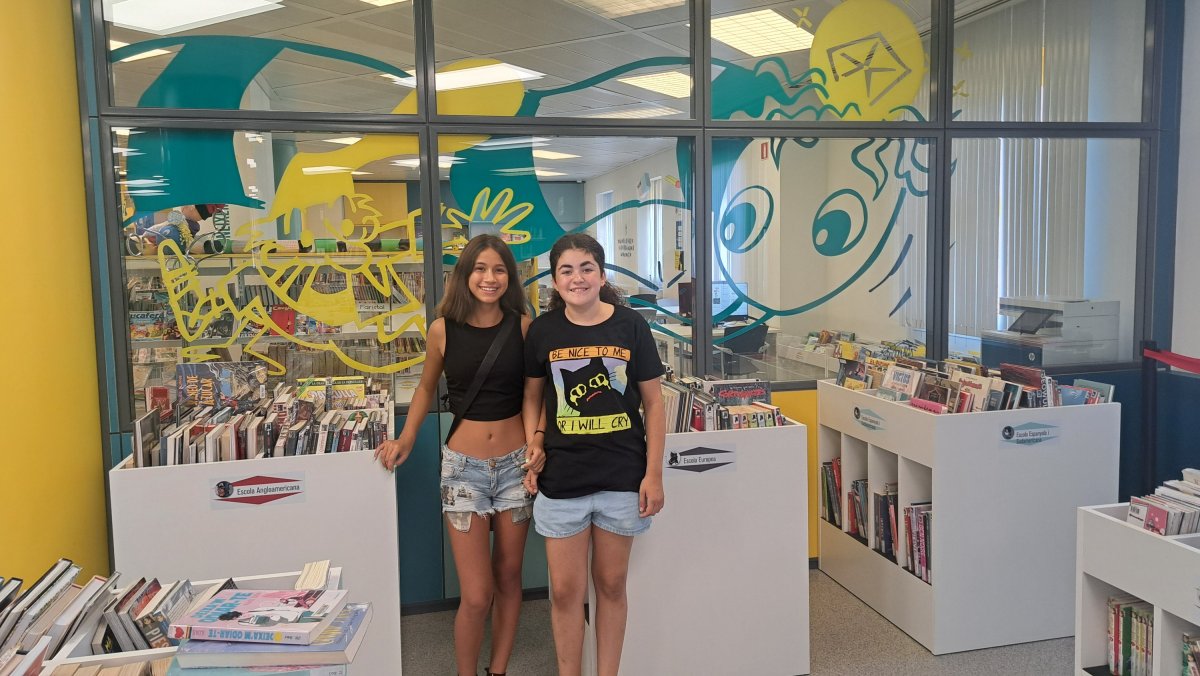 Rosa Aguilar i Erika Valladares, a la Biblioteca Municipal de Manlleu