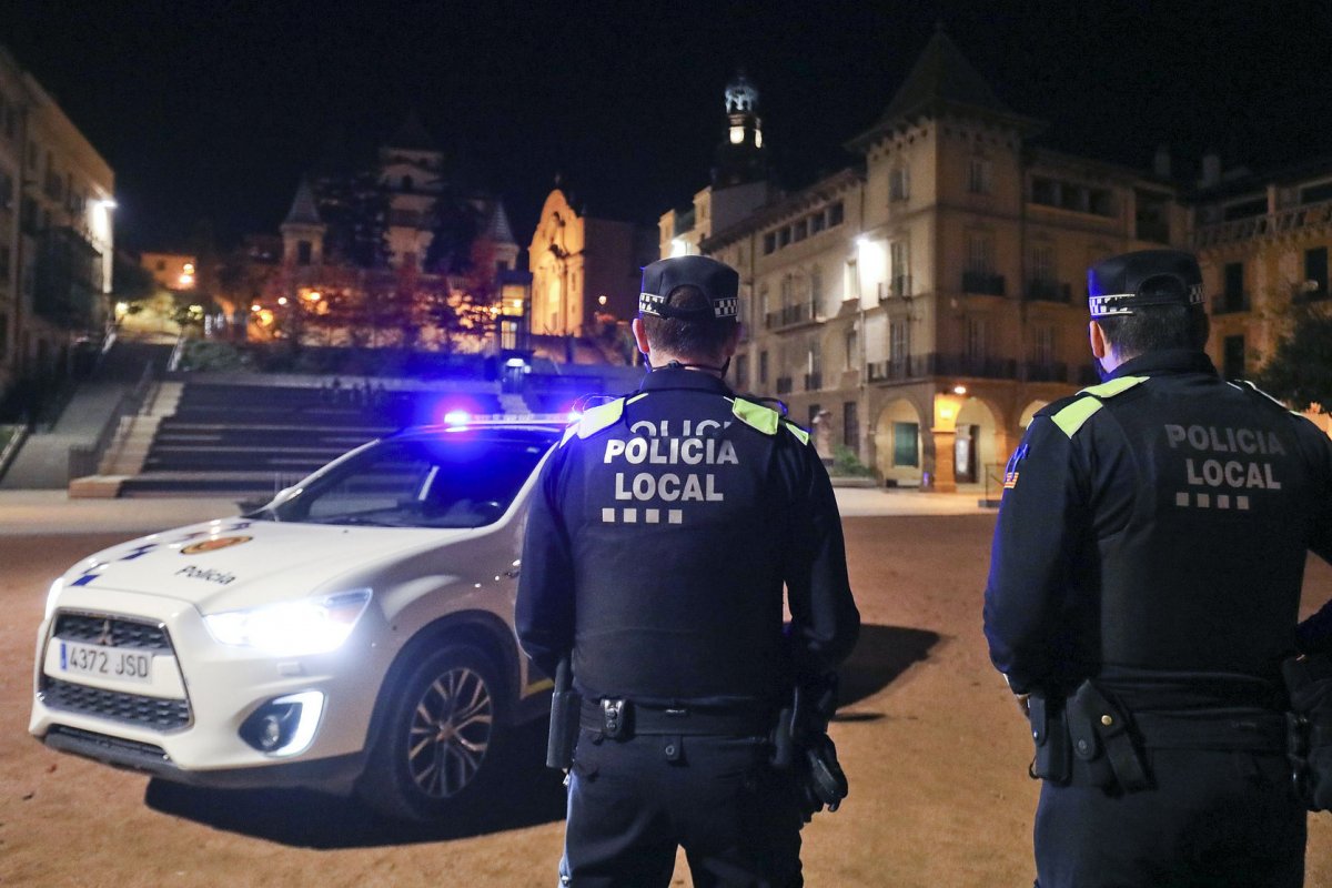 Agents i un vehicle en una imatge d'arxiu de la Policia Local de Manlleu