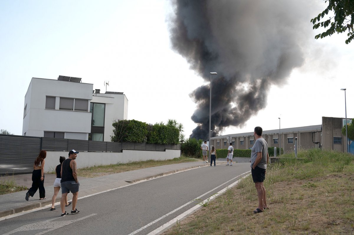 La columna de fum en un moment inicial del foc