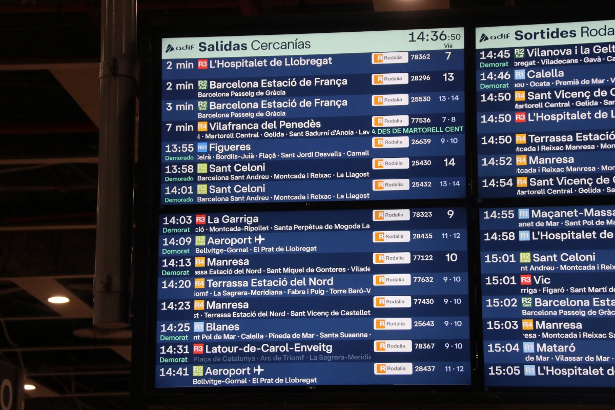 Pantalles amb els retards que afecten a diverses línies