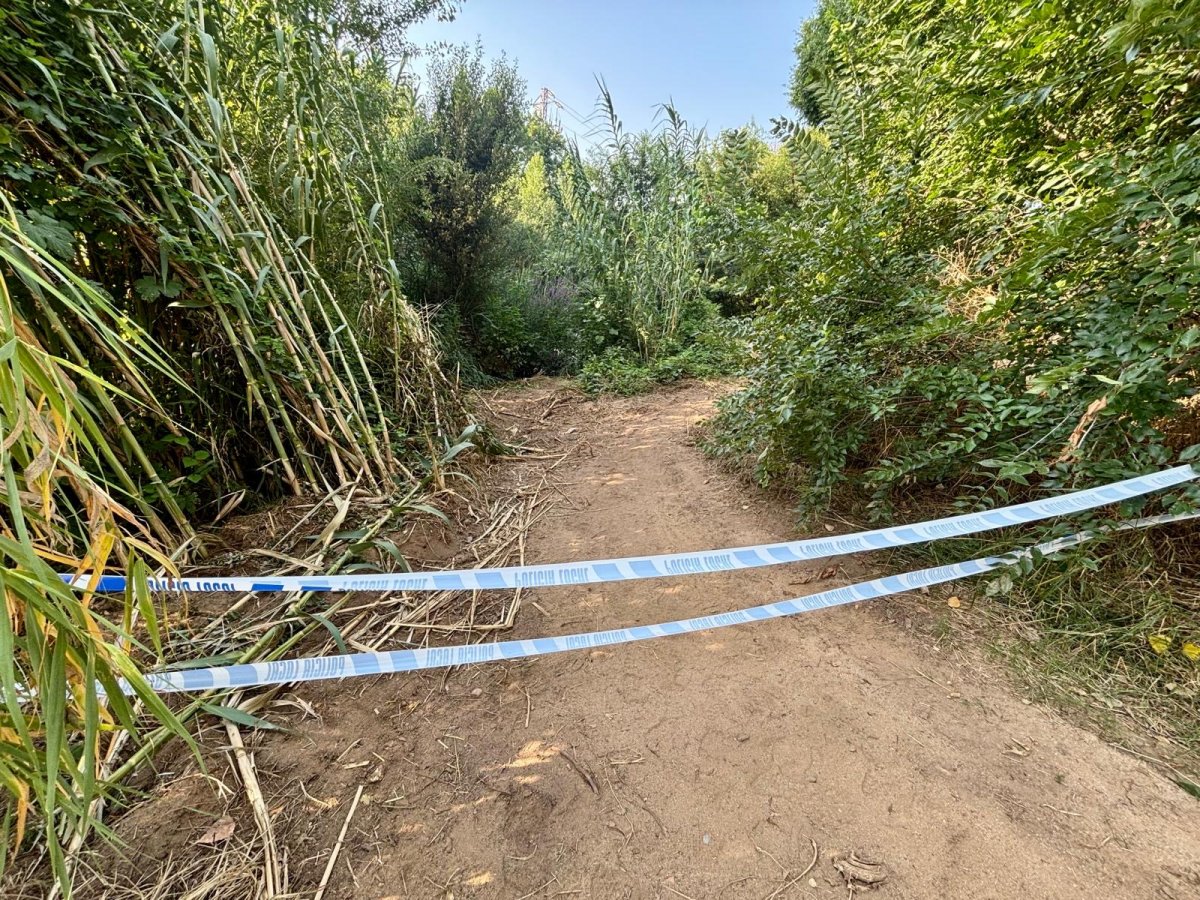 El camí d’accés al riu tallat amb cinta policial