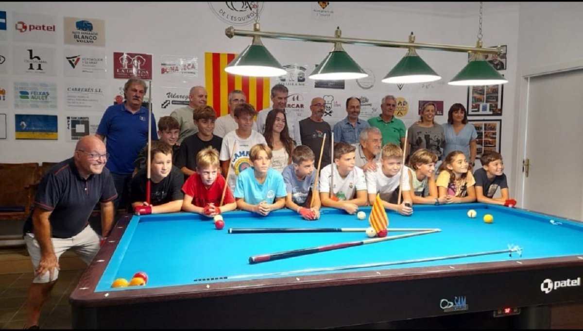 Foto de grup d'alumnes, organitzadors i representants de l'Ajuntament