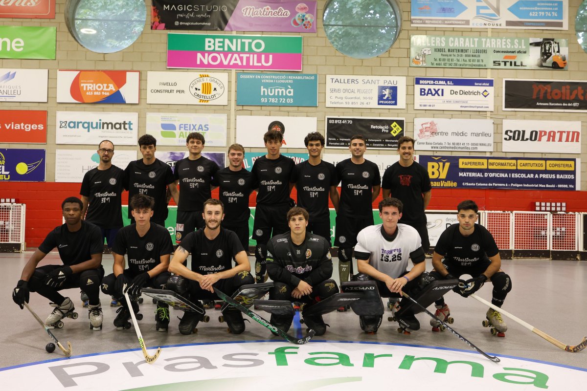 La plantilla del Manlleu, just abans de fer el primer entrenament