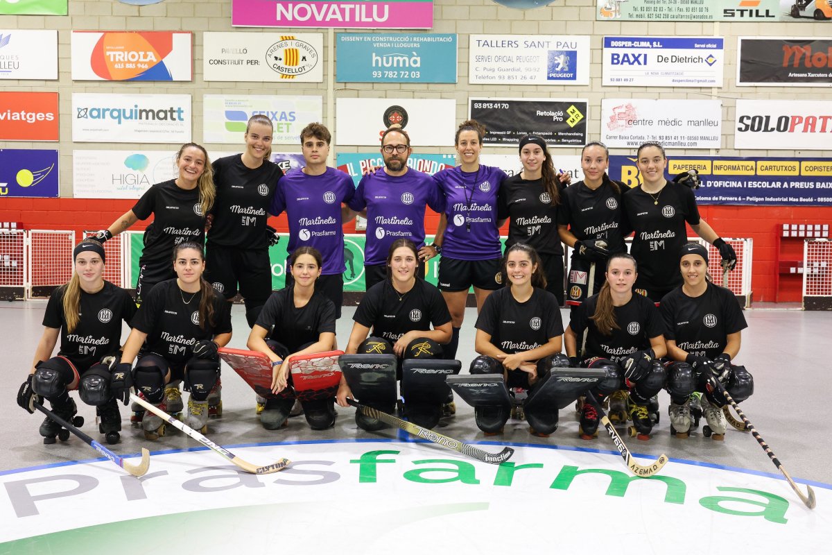 La plantilla del Martinelia Manlleu aquest dilluns, abans de fer el primer entrenament del curs