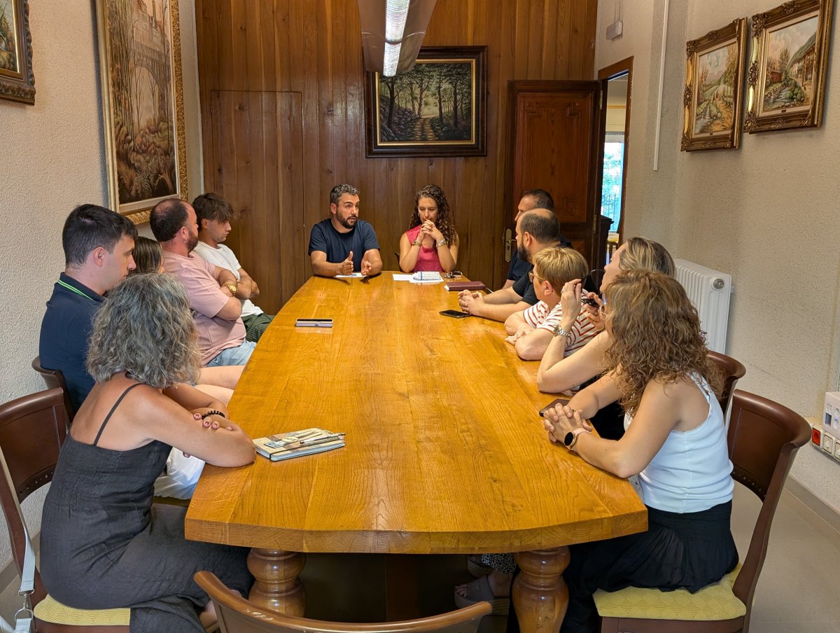 Un moment de la reunió d'aquest dilluns. Hi va participar l'equip de govern i la junta de l'Associació de Comerciants de Roda