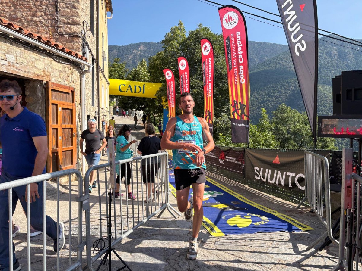 Albert Ballús, en el moment de creuar la línia d'arribada