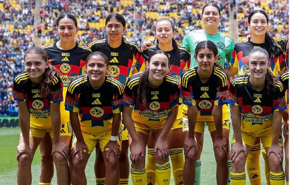 Bruna Vilamala, primera per la dreta a sota, amb l'equip