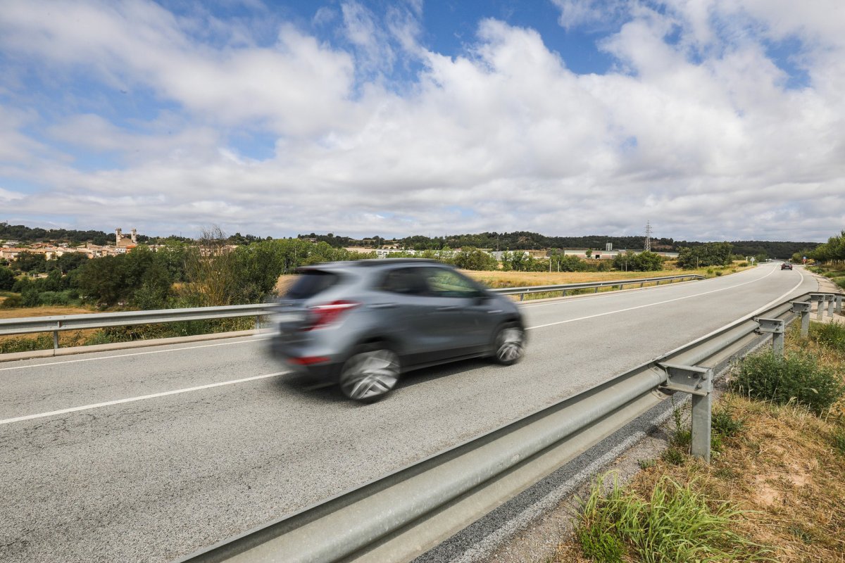 Una vista de la C-62, l'Eix del Lluçanès, al seu pas per Olost