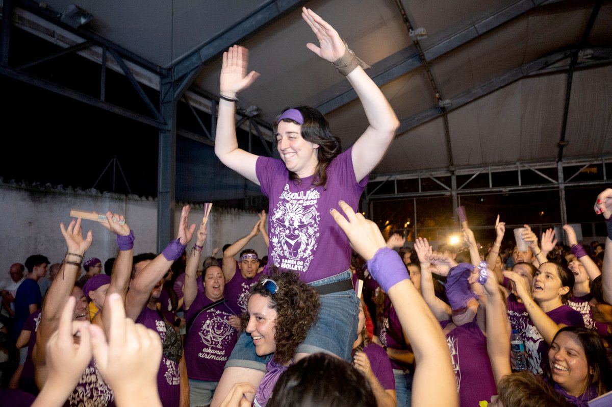 La cap de colla morada, Teia Martínez, celebrant la victòria