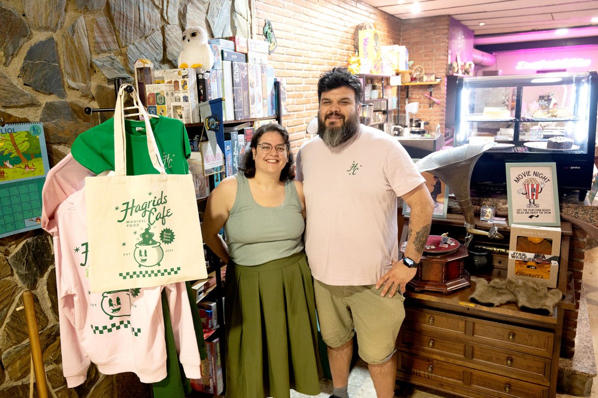 Sara Sigüenza i Manuel Gil, propietaris del Hagrid’s Cafè Sant Celoni, a l’entrada del restaurant