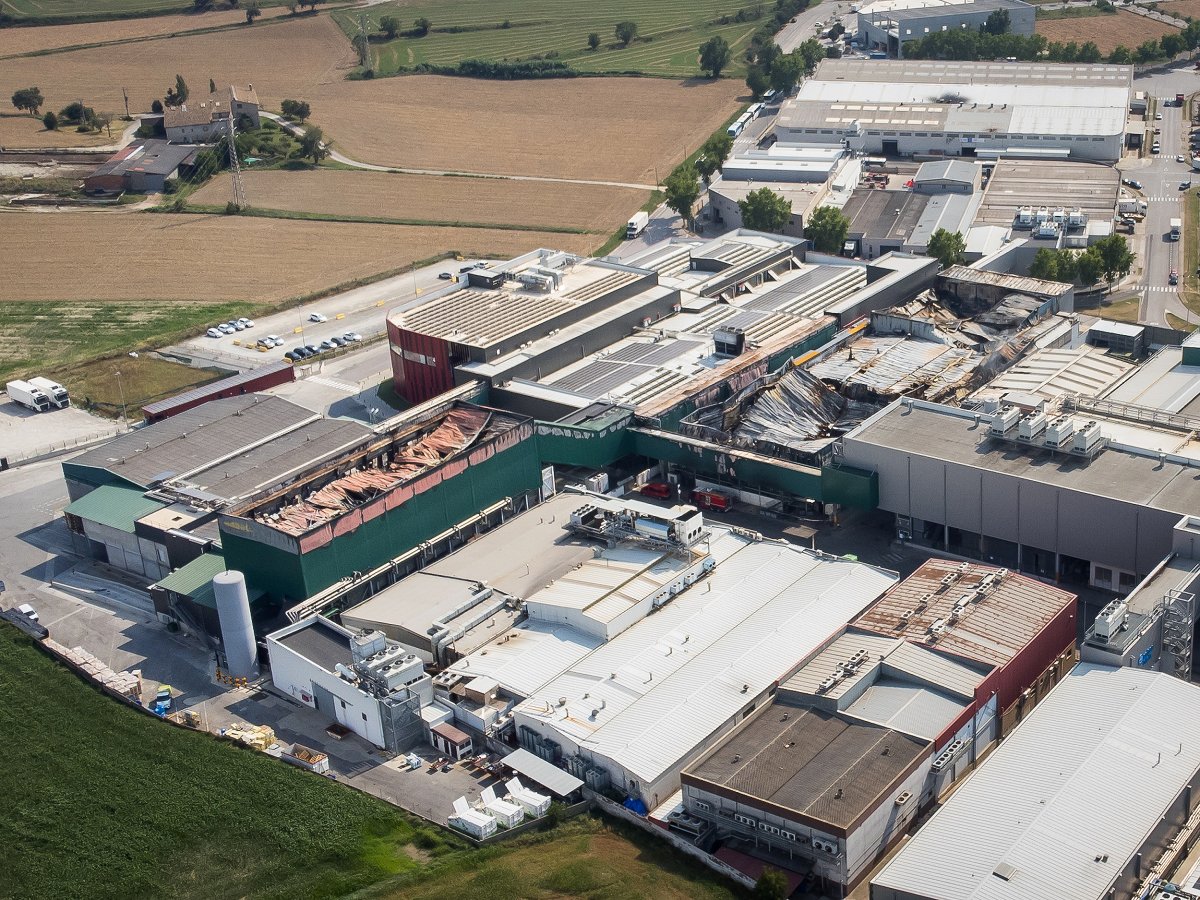 Vista aèria dels efectes del foc a les naus de Grup Baucells Alimentació i Costa Food