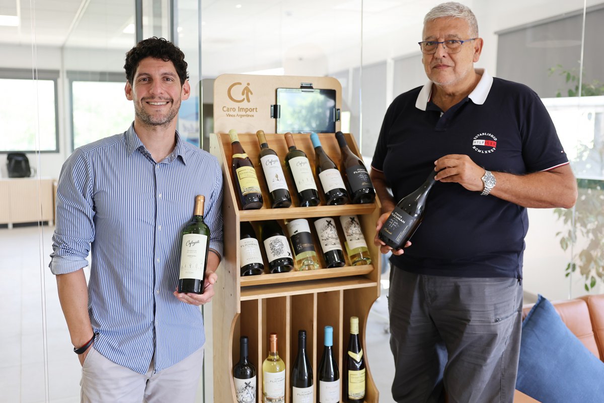 D’esquerra a dreta, Matías Montenegro i un dels propietaris i socis fundadors de Caro Import, José Caro
