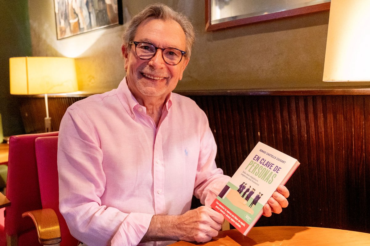 Ignasi Castells amb el llibre que ha publicat al restaurant Fonda Europa de Granollers
