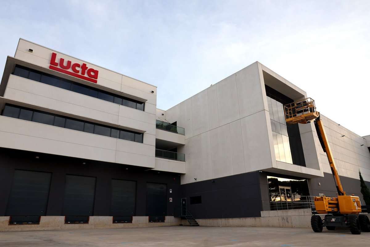 La planta de Lucta es troba al polígon del Coll de la Manya, a tocar de la carretera C-17