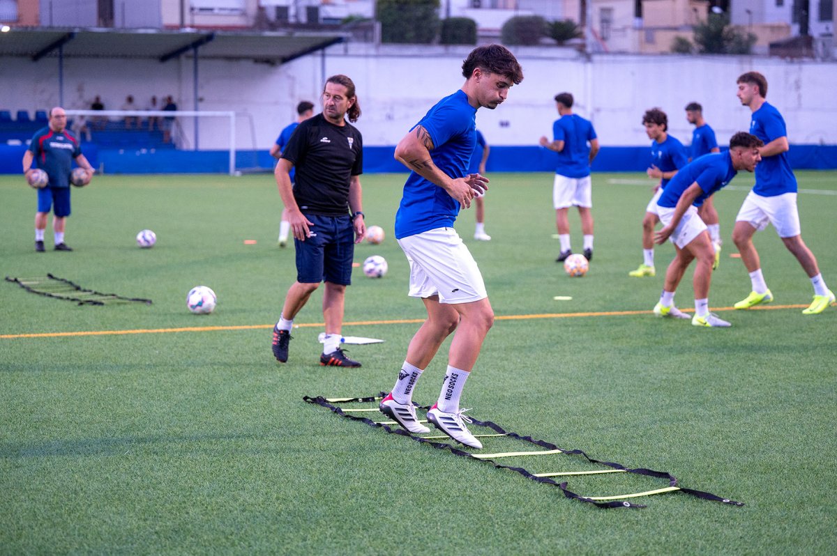 Els jugadors de l’EC Granollers i el seu entrenador, Albert Batllosera, al primer entrenament del curs el passat dilluns