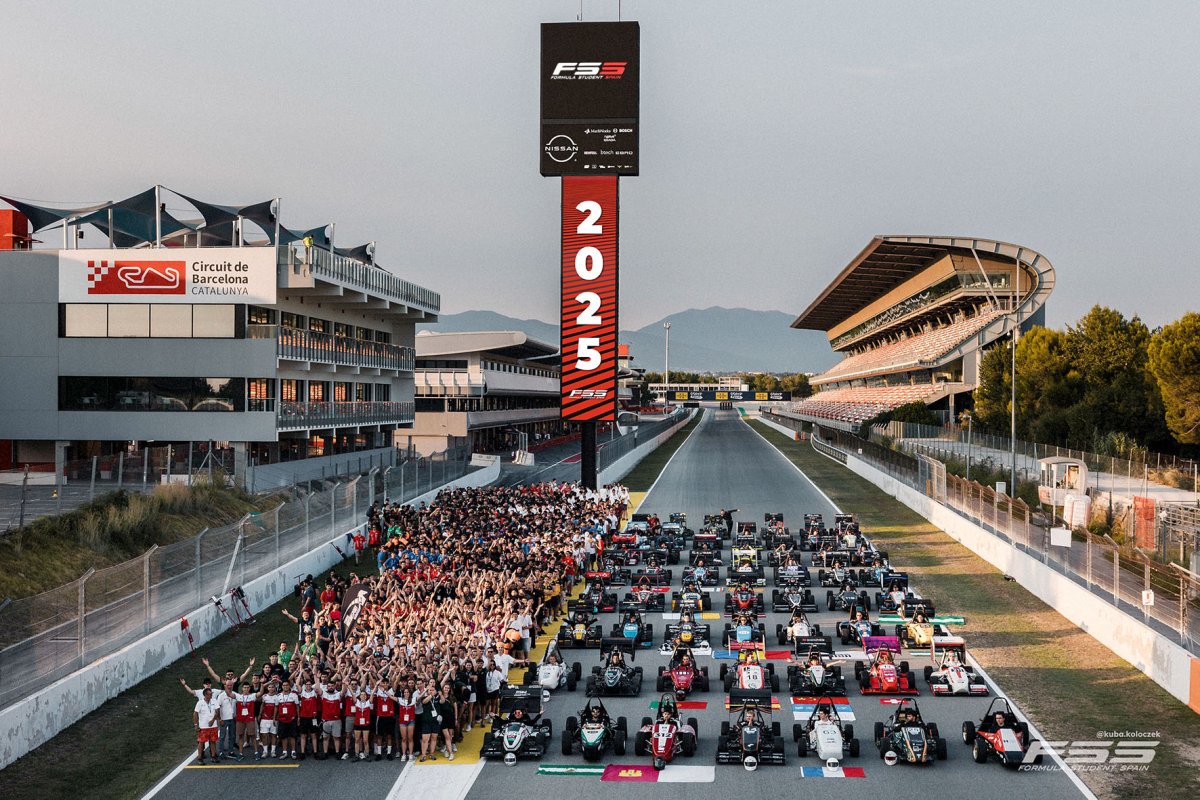 Els més de 1.300 participants de la Formula Student Spain a la recta del Circuit de Barcelona-Catalunya a Montmeló