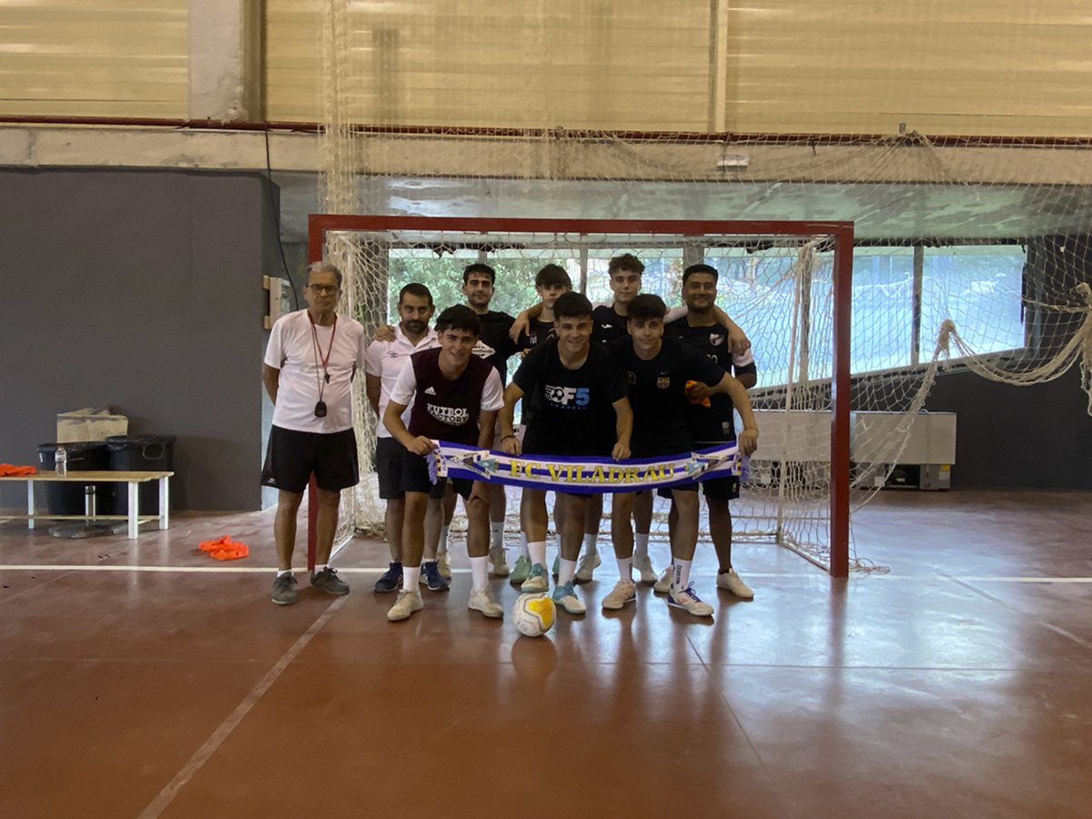 Gran part de la plantilla, juntament amb l'entrenador i el regidor d'esports, a l'entrenament d'aquest dimarts