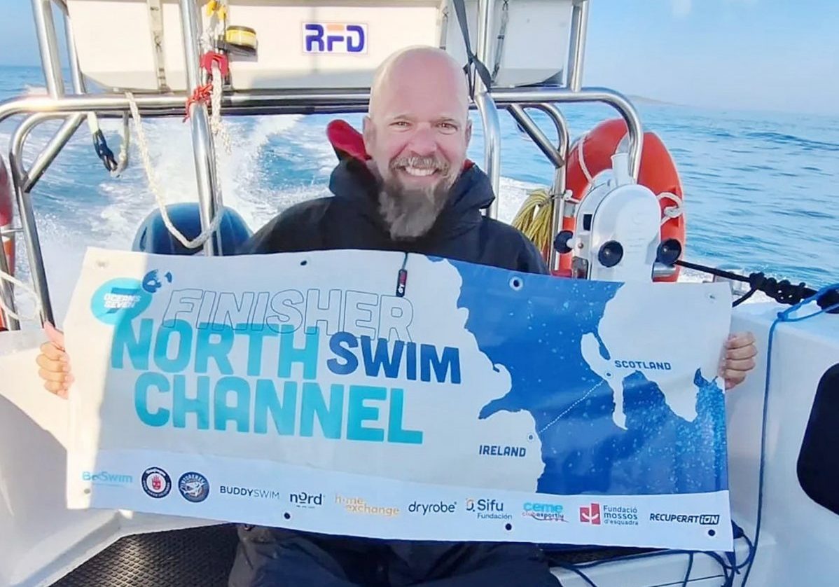 Jere Mateo mostra el cartell que certifica la travessa del canal del Nord