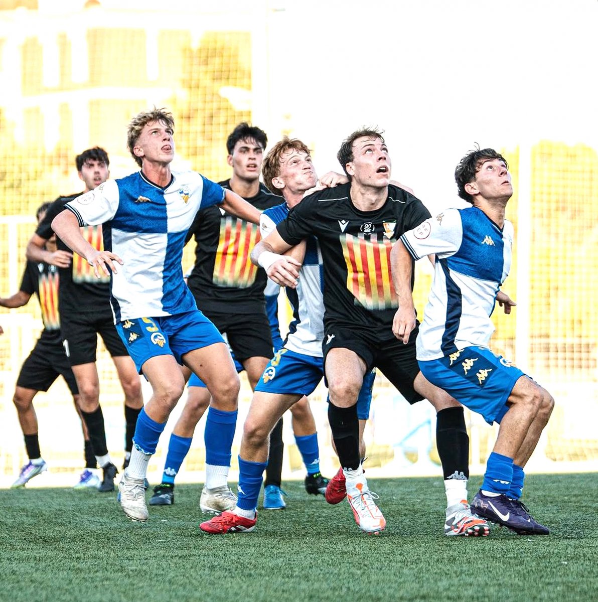 Els jugadors del Parets CF lluiten per la pilota amb els del Juvenil A del CE Sabadell durant el primer amistós de pretemporada al CEM Olímpia de Sabadell