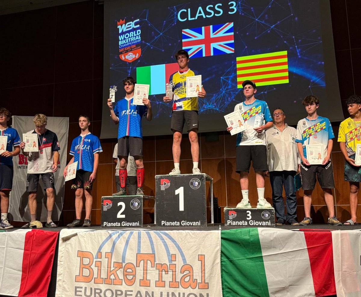 El podi de la prova, amb Poveda en el tercer esglaó