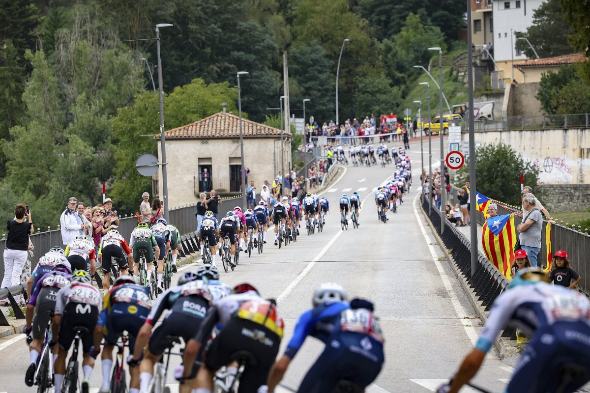 El gran pilot de la Vuelta travessant el pont nou de Sant Joan de les Abadesses camí de Ripoll,	aquest dijous al migdia