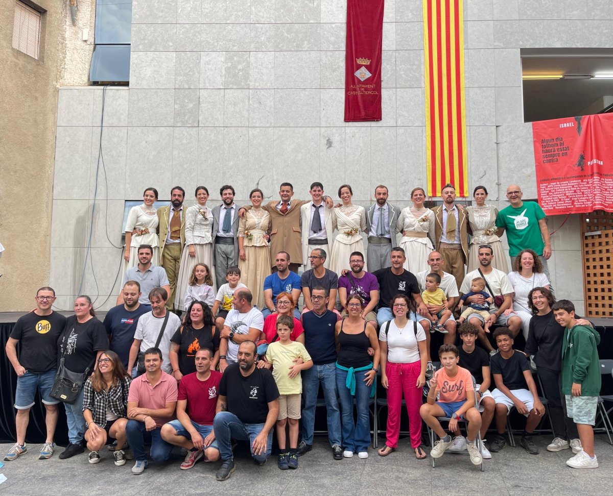 Les parelles de balladors del Ball del Ciri i la resta del grup de diables, després de la Dansa i el Ball del Ciri de dilluns